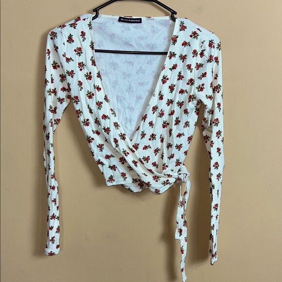 Brandy Melville Women’s Size Small Cream Color with Rose Print Cropped Wrap Tee - Picture 1 of 4